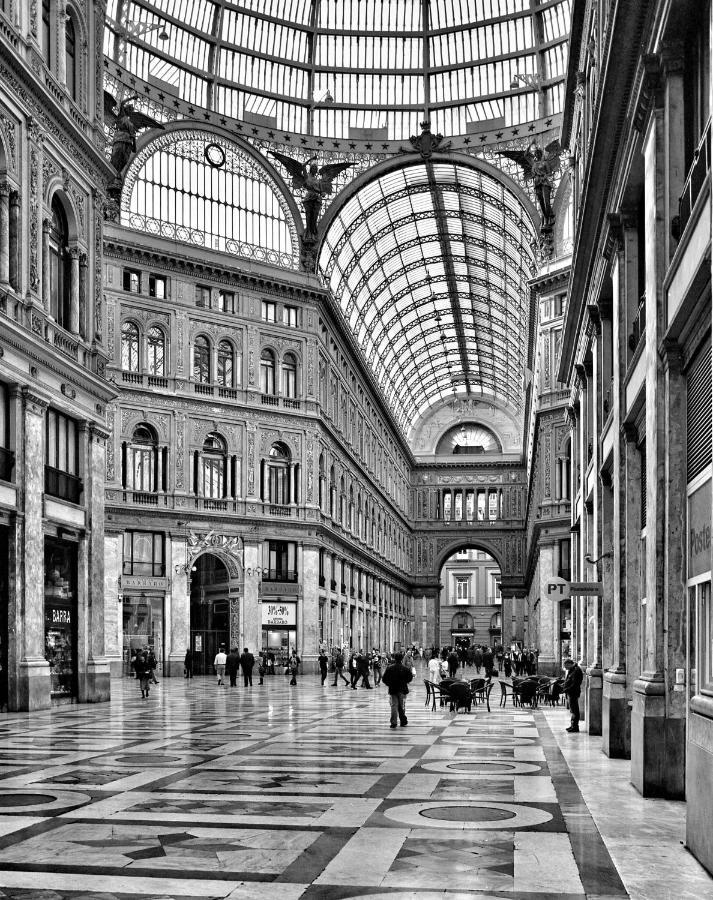 Grande & Caratteristico Dietro La Cattedrale Nápoles Exterior foto